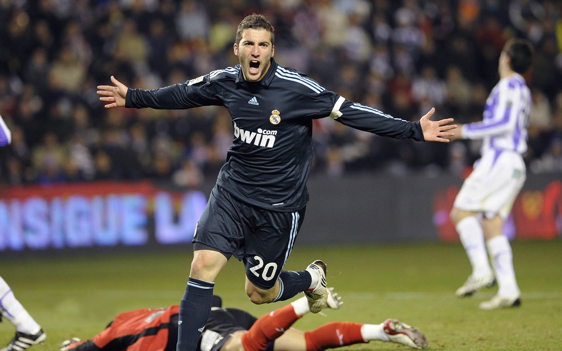 墨西哥队中场贝尔特拉在巴黎奥运会上展现出强大的进攻组织能力